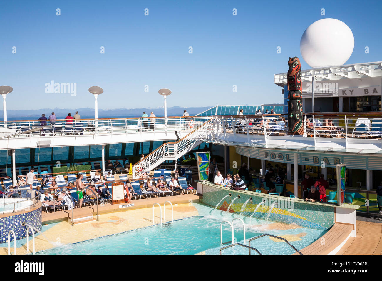 Aktivität auf Kreuzfahrtschiff rund um Pool Stockfoto