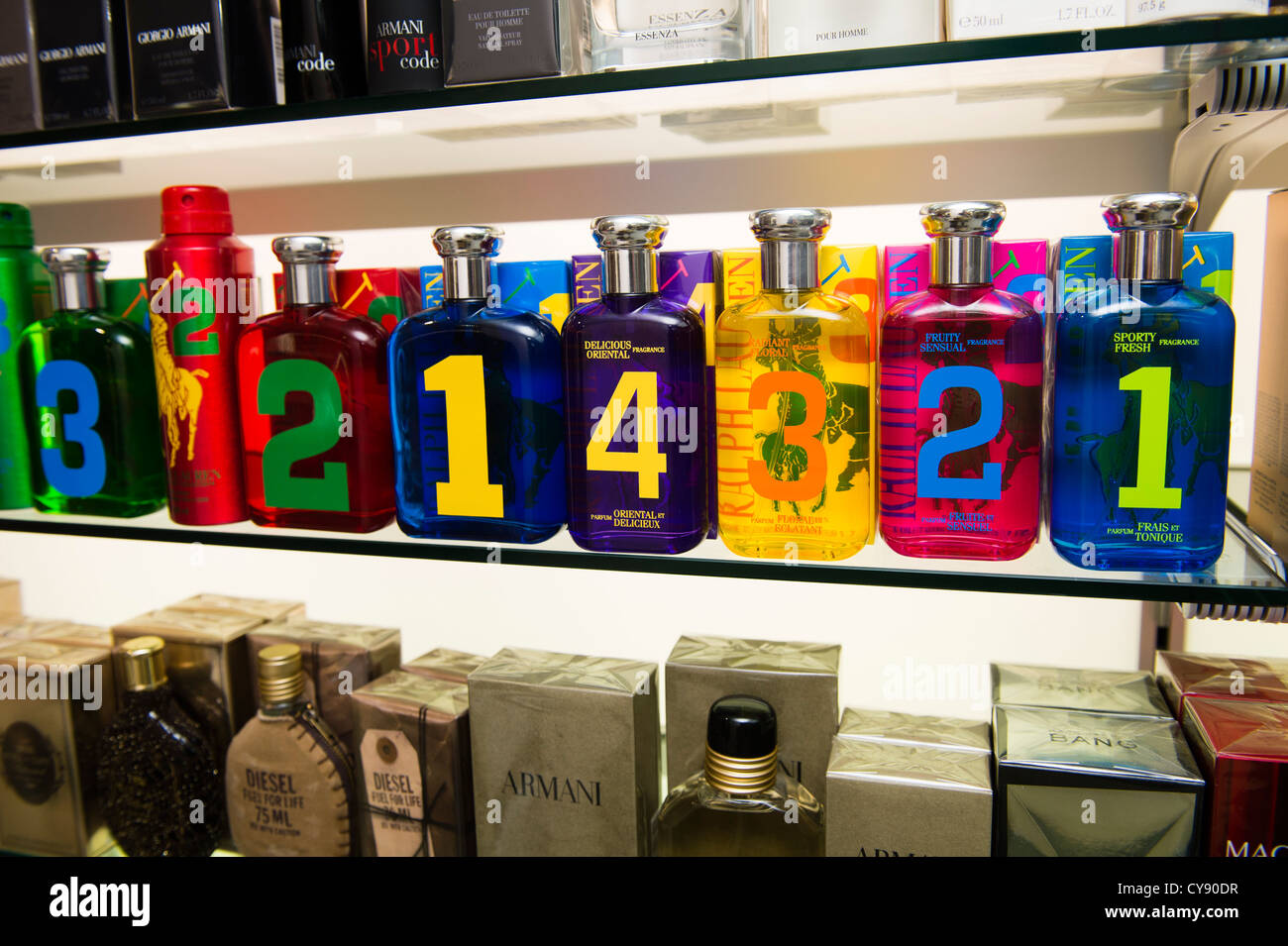 Gläser und Flaschen von Parfüms auf Regalen, Interieur, Parfüm Shop Shop, UK Stockfoto
