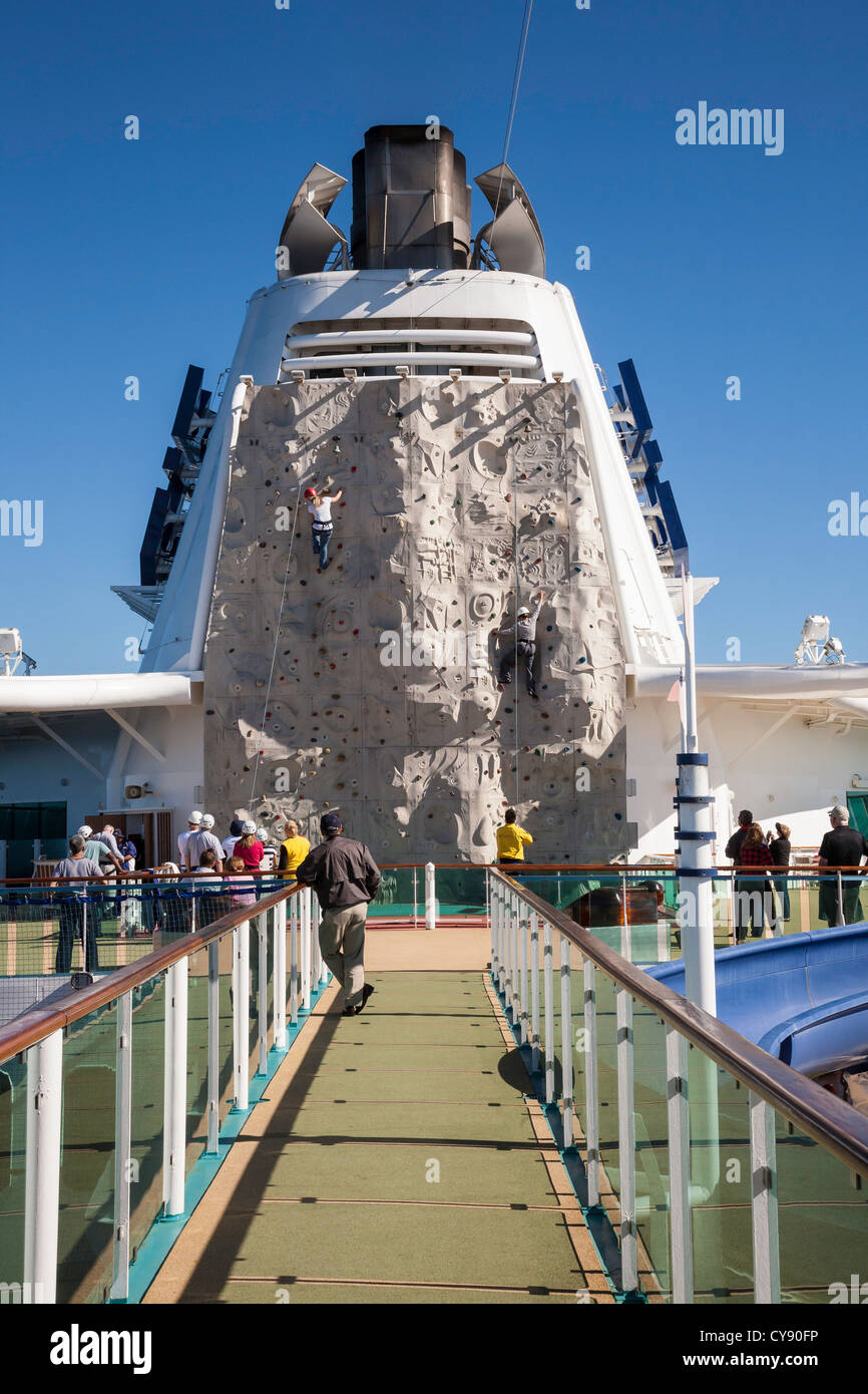Kletterwand auf Kreuzfahrtschiff Stockfoto