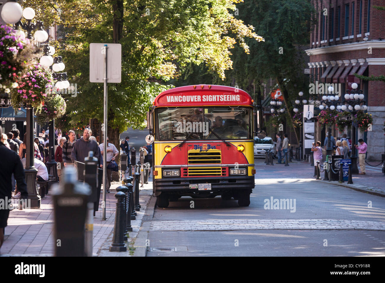 Touristen und Tour-Bus, voll Straßenszene, Gastown, Vancouver, CA Stockfoto