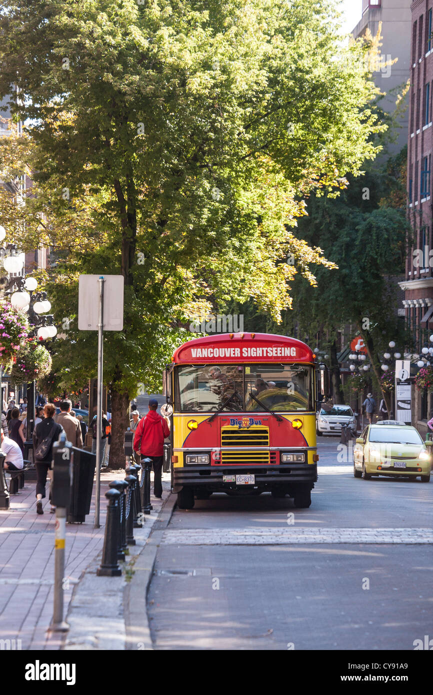 Touristen und Tour-Bus, voll Straßenszene, Gastown, Vancouver, CA Stockfoto
