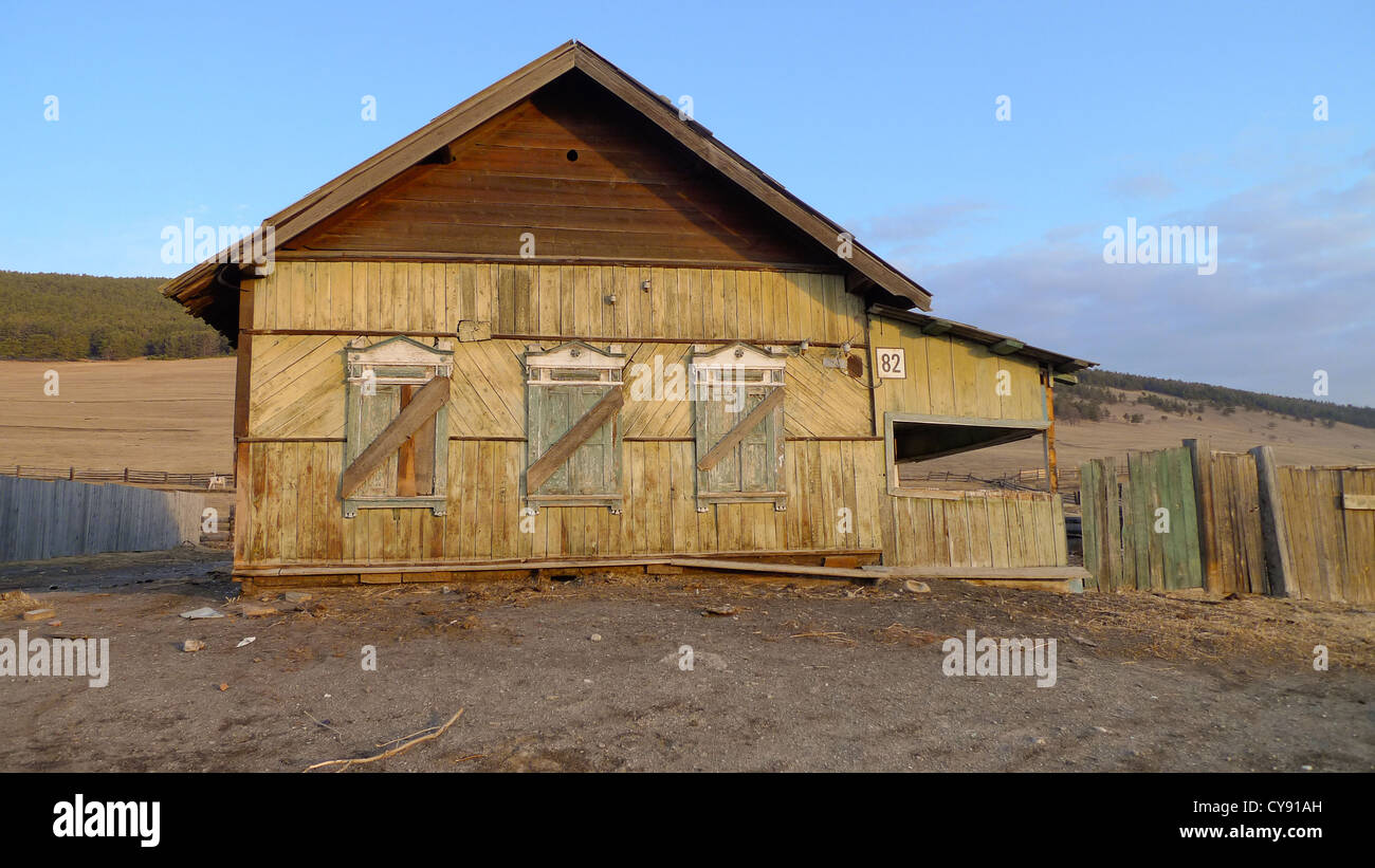 Ein Haus in Bolshoe Goloustnoe am Ufer des Baikalsees, Russland. Stockfoto