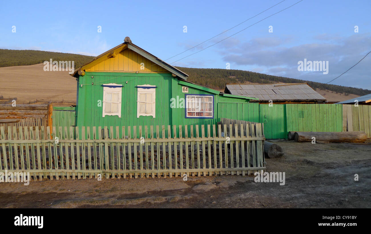 Ein Haus in Bolshoe Goloustnoe am Ufer des Baikalsees, Russland. Stockfoto