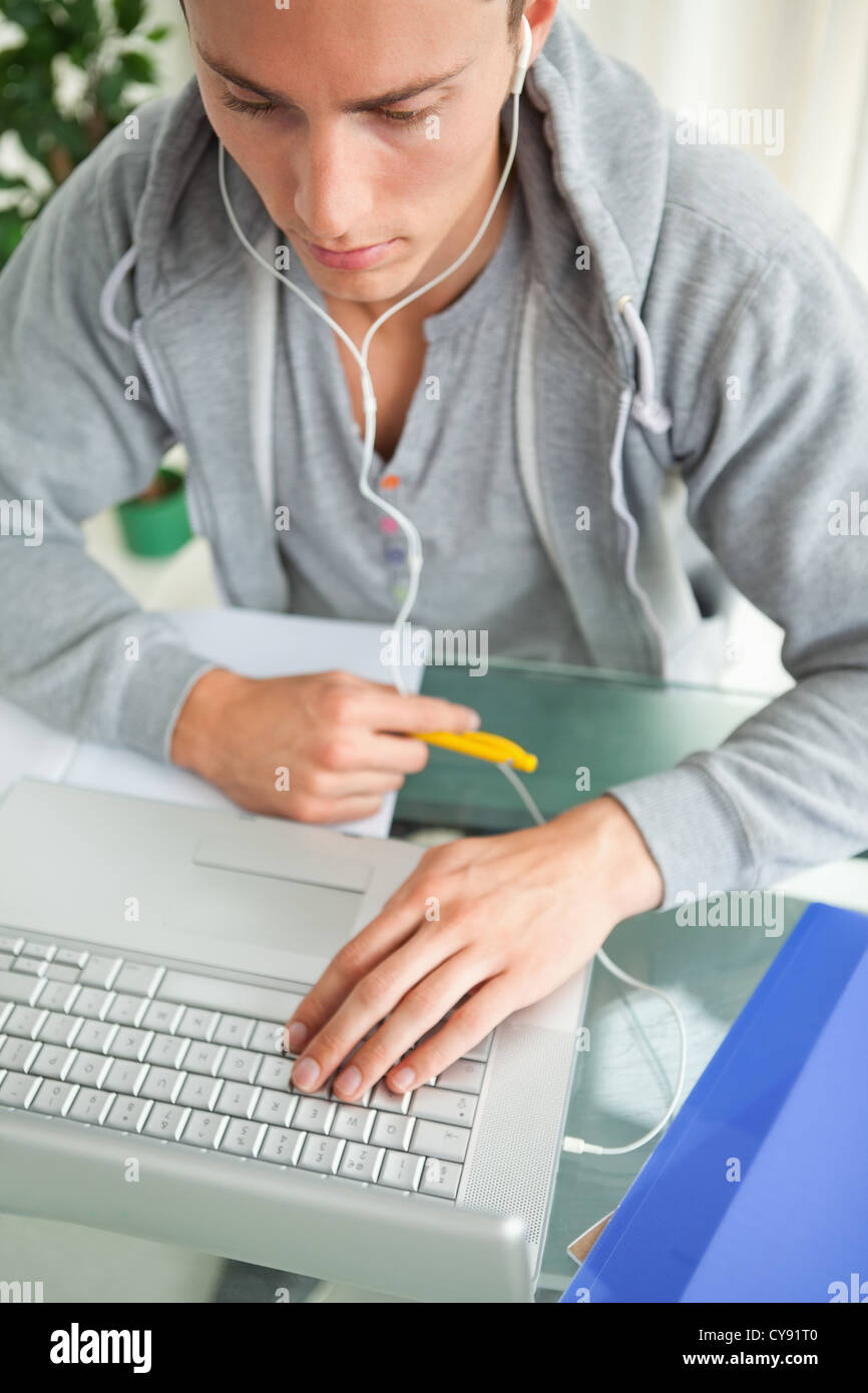 High-Angle Ansicht eines Schülers, seine Hausaufgaben und hilft mit einem netbook Stockfoto