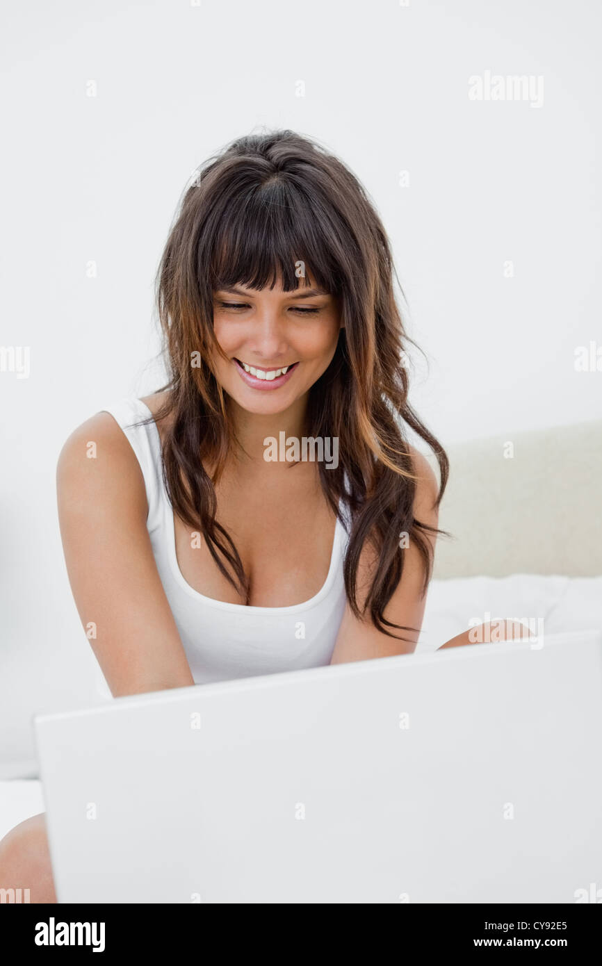 Attraktive junge Frau, die im Chat auf ihrem laptop Stockfoto