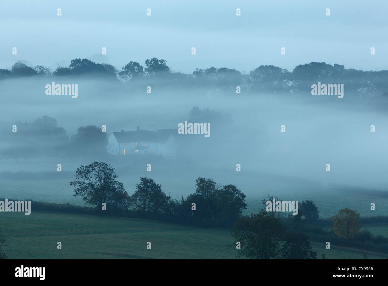 Haus in Nebel in der Abenddämmerung. Somerset. England. VEREINIGTES KÖNIGREICH. Stockfoto