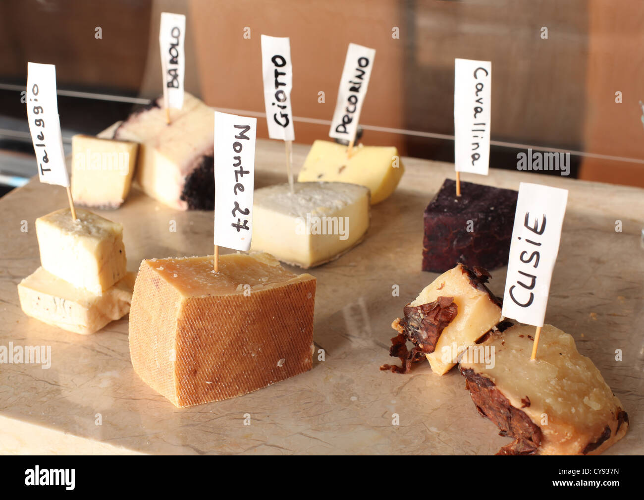 Auswahl an Käse mit Namen. Stockfoto