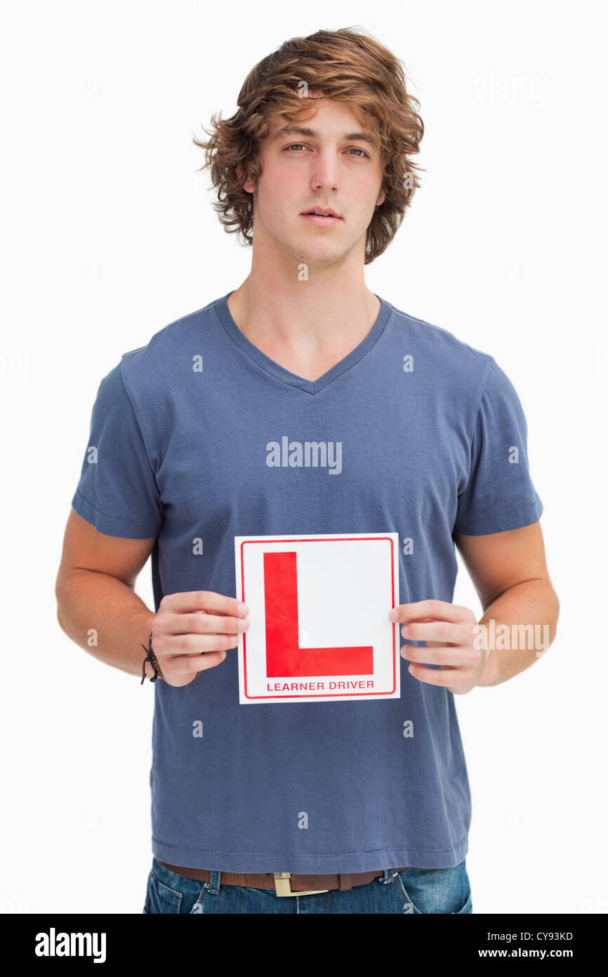 Junger Mann mit einem Lernenden Fahrer Schild Stockfoto