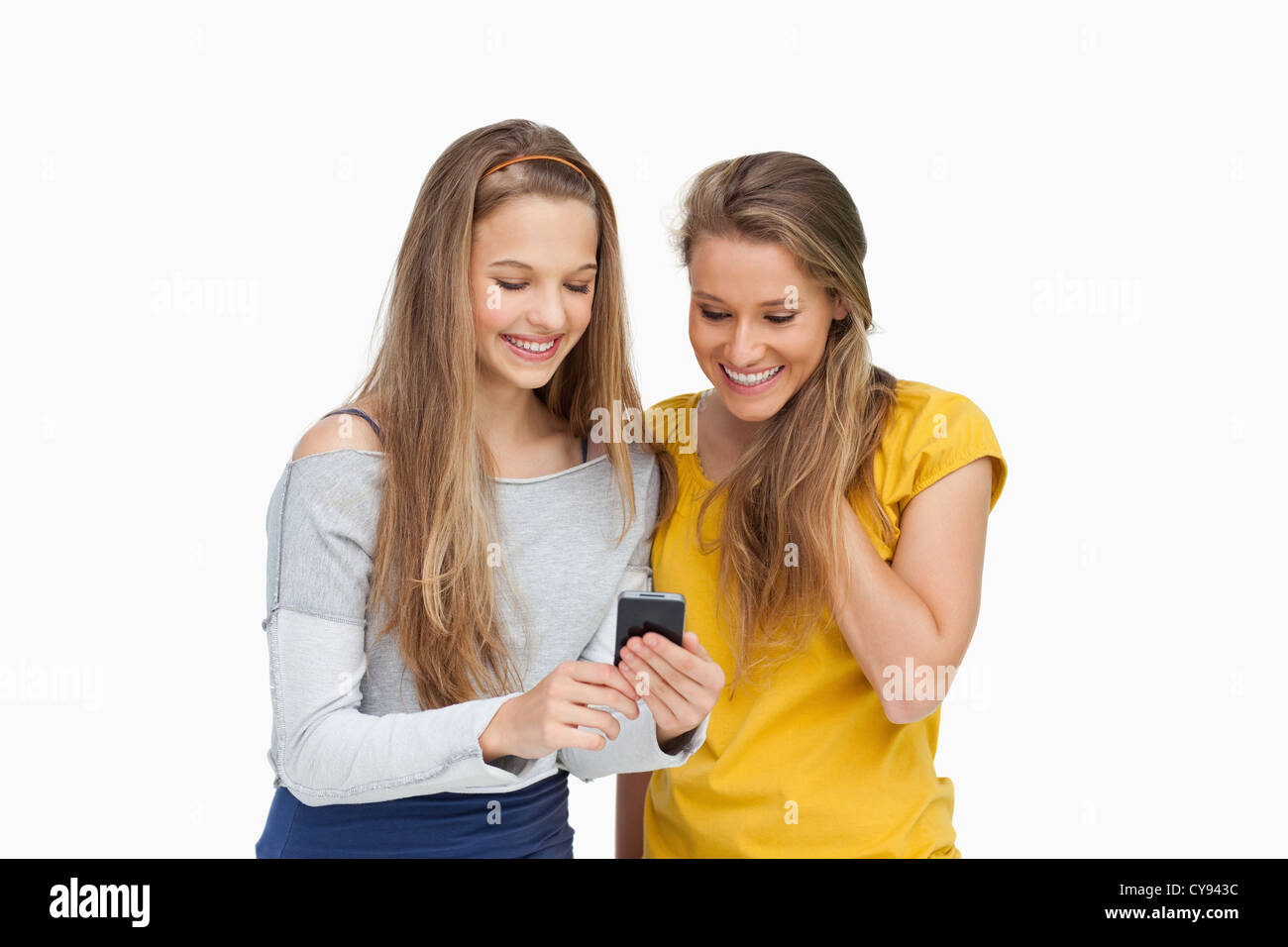 Zwei lächelnde Studenten suchen eine Handy-Bildschirm Stockfoto