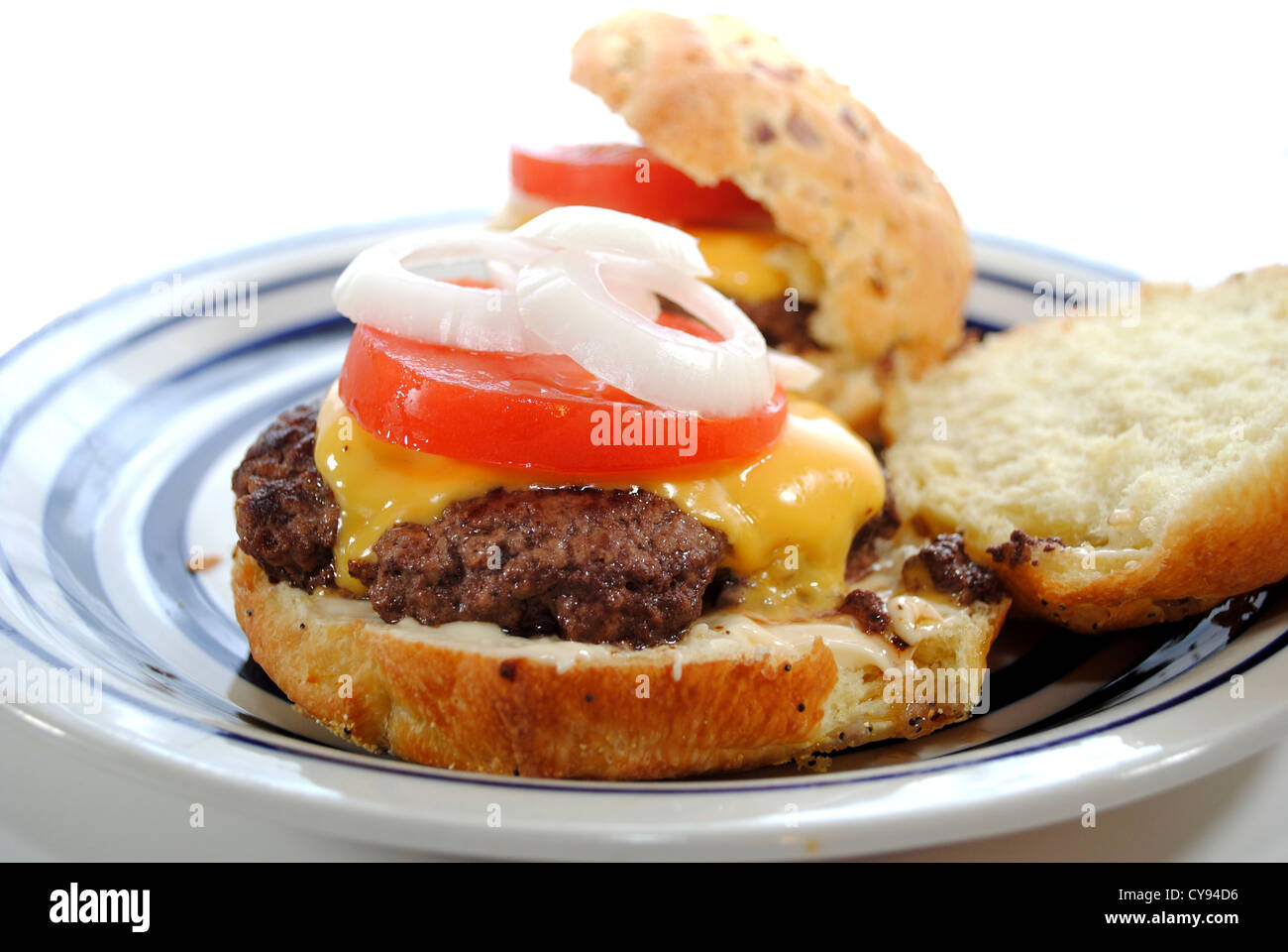 Cheeseburger mit Tomaten und Zwiebeln Stockfoto