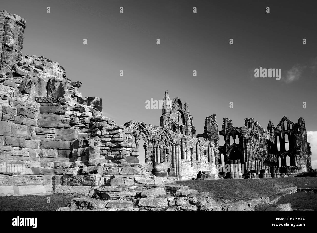 Schwarz und weiß Bild Sommer Blick auf die Ruinen von Whitby Abbey Priory, Whitby Stadt, North Yorkshire County, England, UK Stockfoto