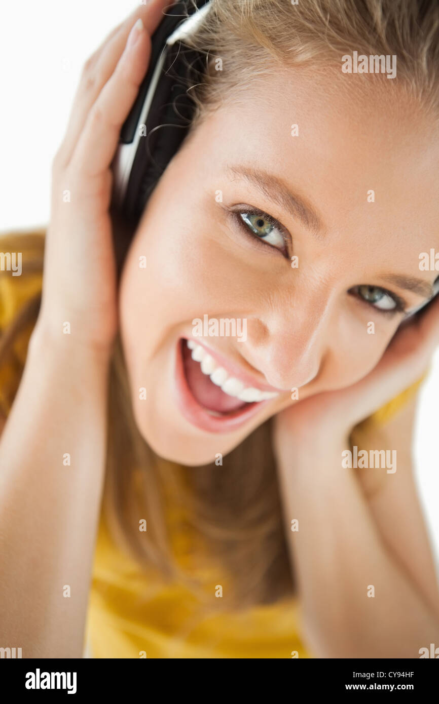 Nahaufnahme eines blonden Mädchens Musikgenuss mit Kopfhörern Stockfoto