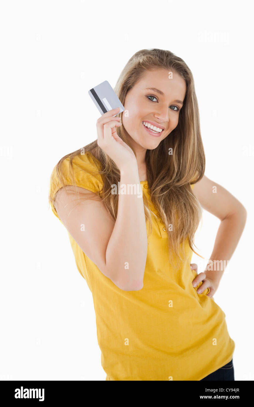 Porträt einer blonde Studentin zeigt eine Kreditkarte Stockfoto