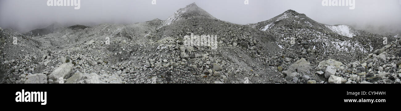 Zu Fuß auf dem Eis bedeckt durch Trümmer von Steinen, unvergessliche Erfahrungen und Ansichten der verschiedenen Formen und die Berge des Himalaya Stockfoto