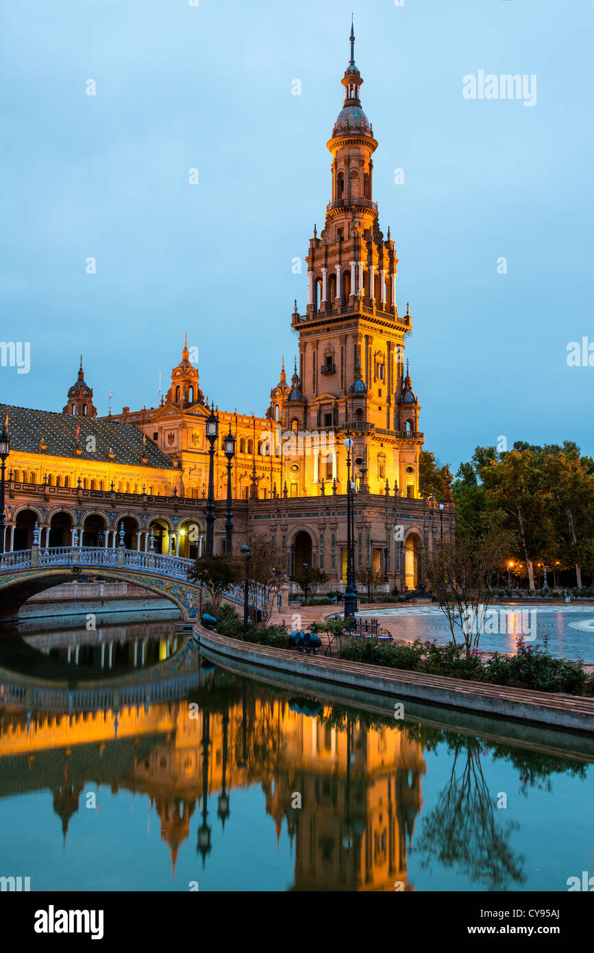 Nachtansicht der Südturm und Fluss an der Plaza de España in Sevilla, Andalusien, Spanien Stockfoto
