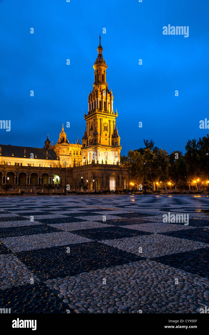 Nachtansicht der Südturm an der Plaza de España in Sevilla, Andalusien, Spanien Stockfoto