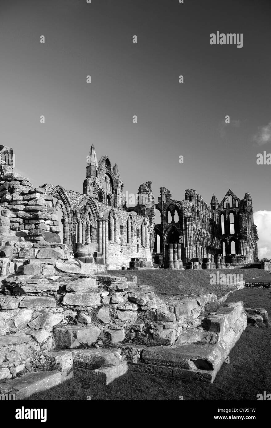 Schwarz und weiß Bild Sommer Blick auf die Ruinen von Whitby Abbey Priory, Whitby Stadt, North Yorkshire County, England, UK Stockfoto