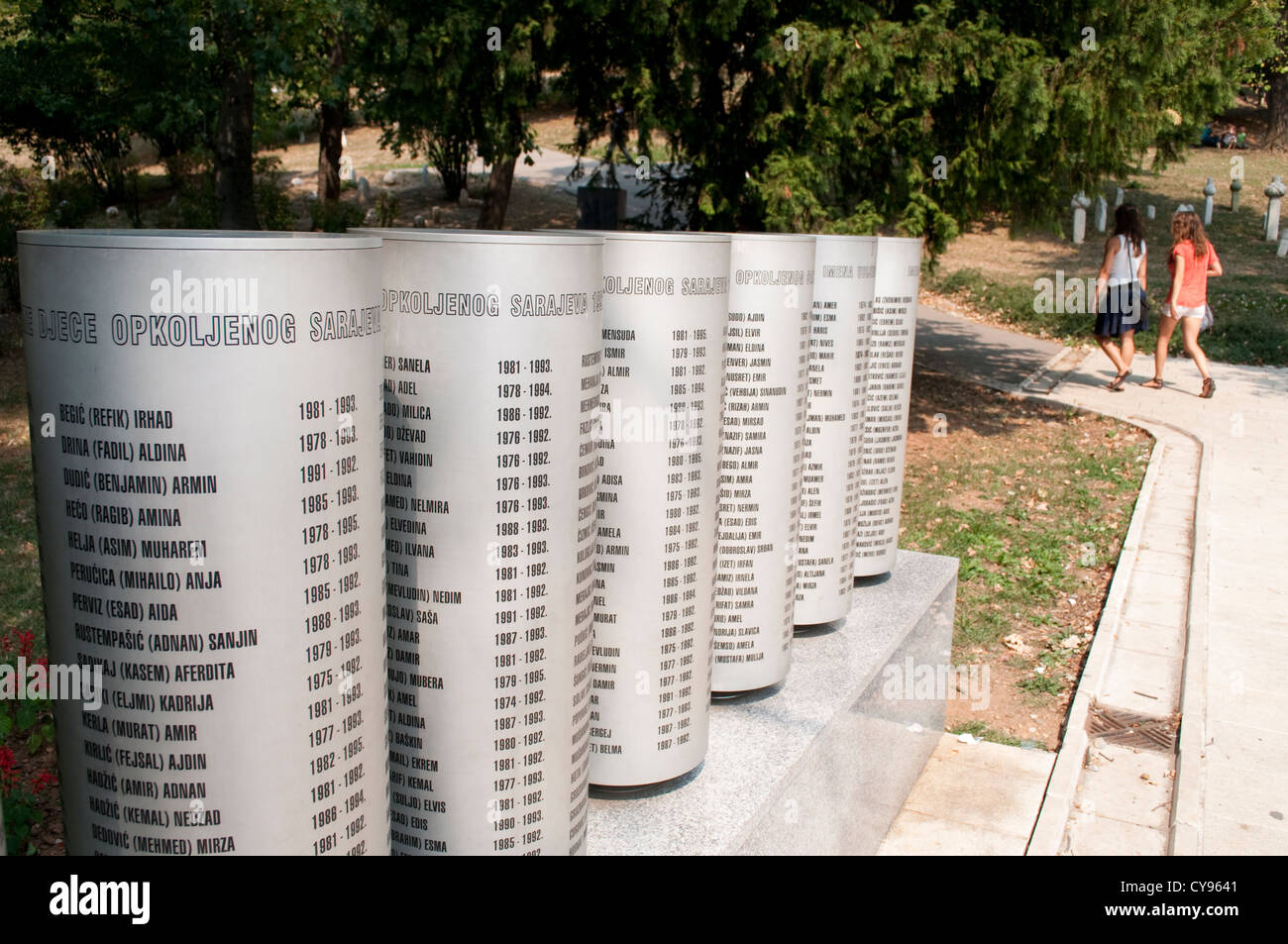 Eingravierte Namen der Kinder getötet während der 1992-95 Belagerung der Stadt durch die Streitkräfte der bosnischen Serben, Sarajevo, Bosnien und Herzegowina Stockfoto