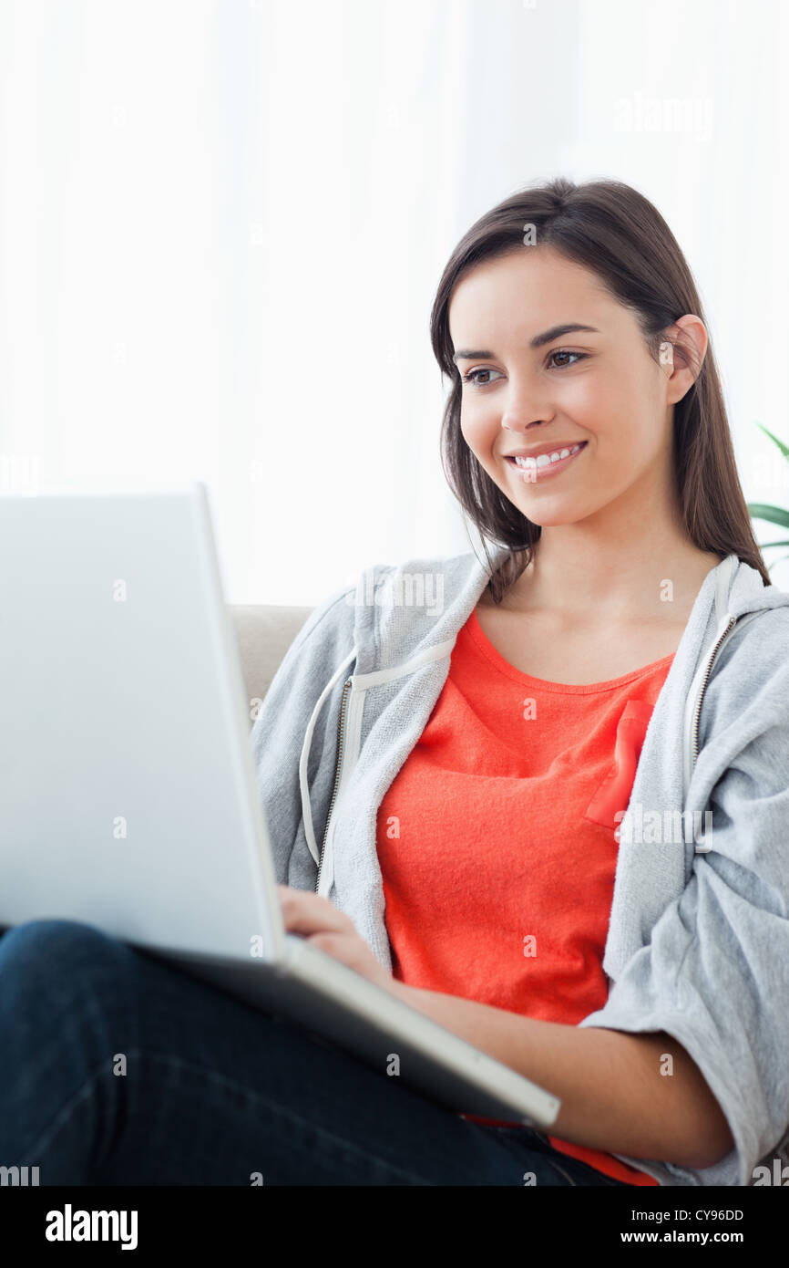 Eine Nahaufnahme einer Frau mit ihrem laptop Stockfoto
