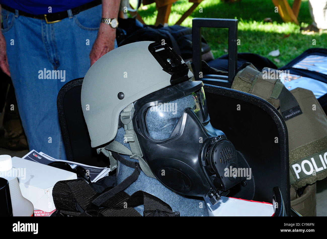 Polizei riot Helm und Gasmaske auf dem Display auf der Convention. Stockfoto