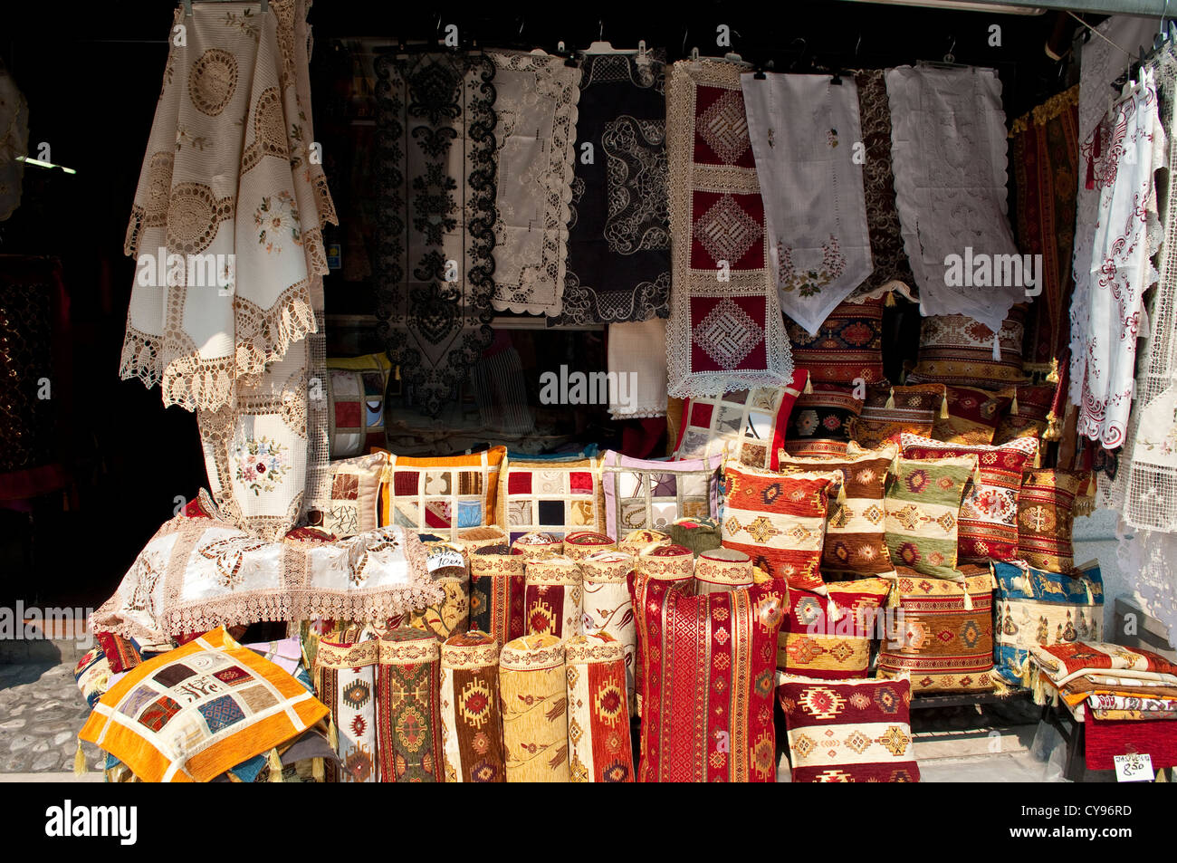 Bascarsija Shop von Kissen und Textilien, Sarajevo, Bosnien und Herzegowina Stockfoto