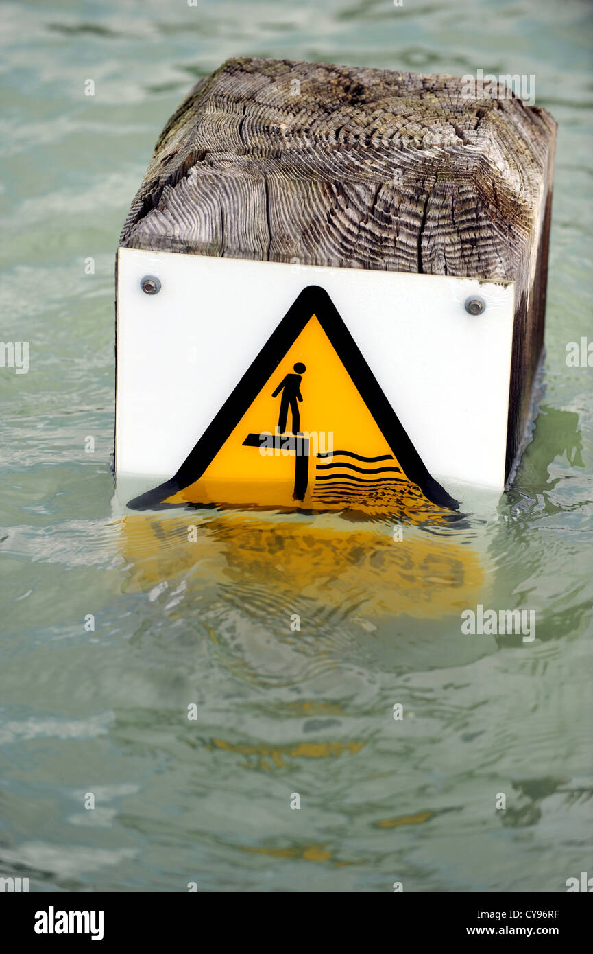 Hohen Springflut durchbrechen die Hochwasserschutzanlagen in Newhaven und decken ein Gefahrenzeichen Tiefenwasser Stockfoto