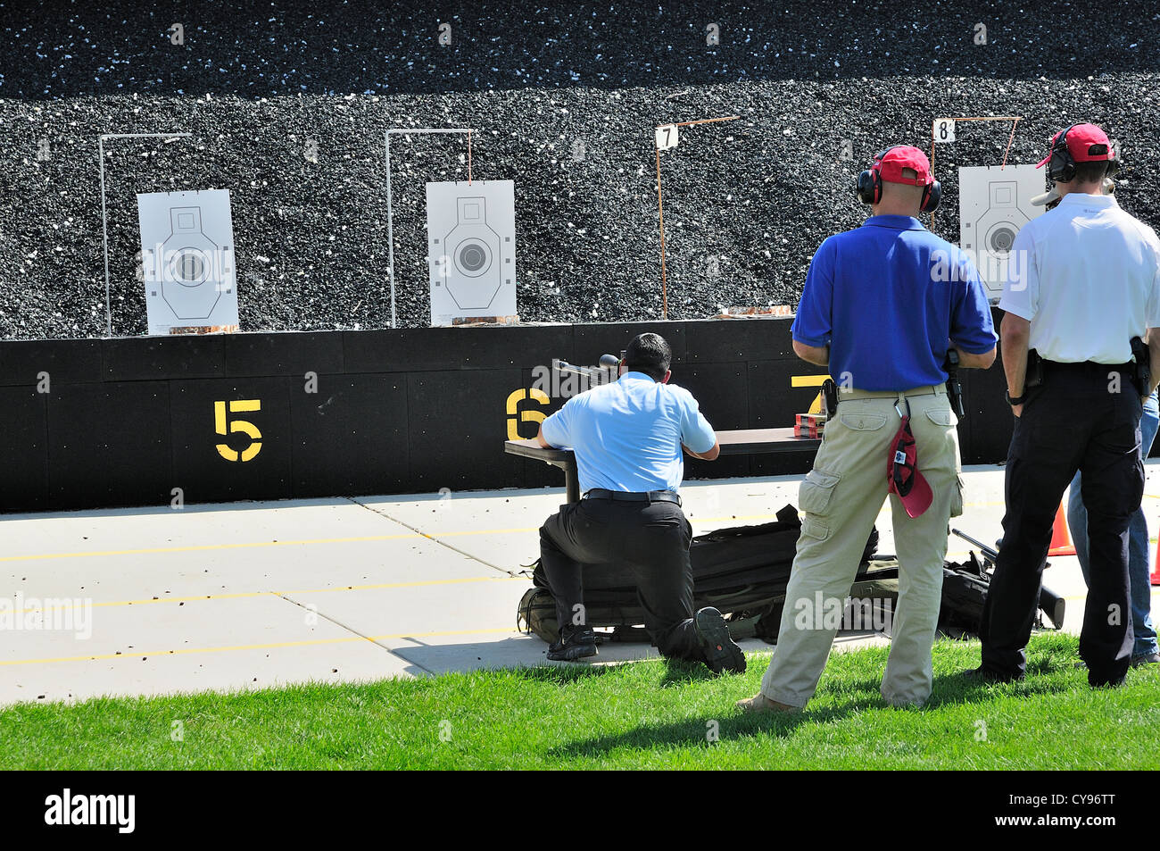 Schütze-Test brennen automatische Gewehr beim FBI Schießstand in Chicago, Illinois, USA. Identität durch Anfrage verborgen. Stockfoto