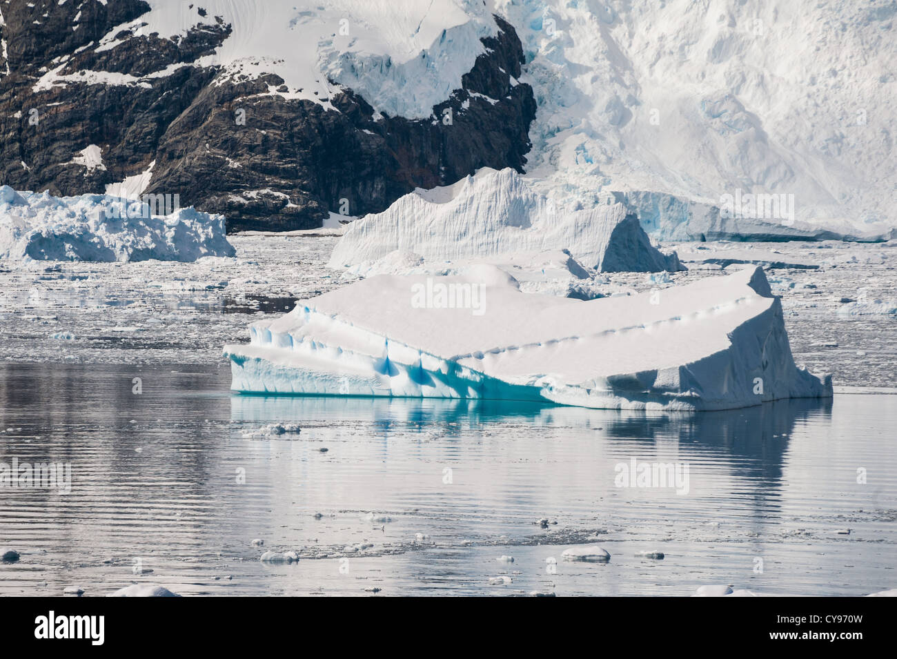 Wunderschöne Eisberg driften in antarktischen Gewässern Stockfoto