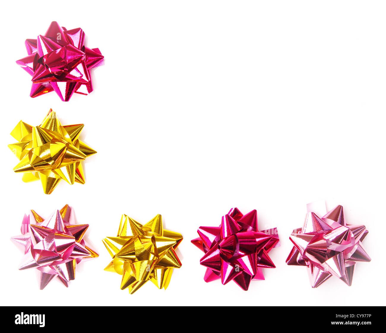 einzelnes Geschenk Bogen, rot matt, mit einem schrägen Band isoliert auf weiss Stockfoto