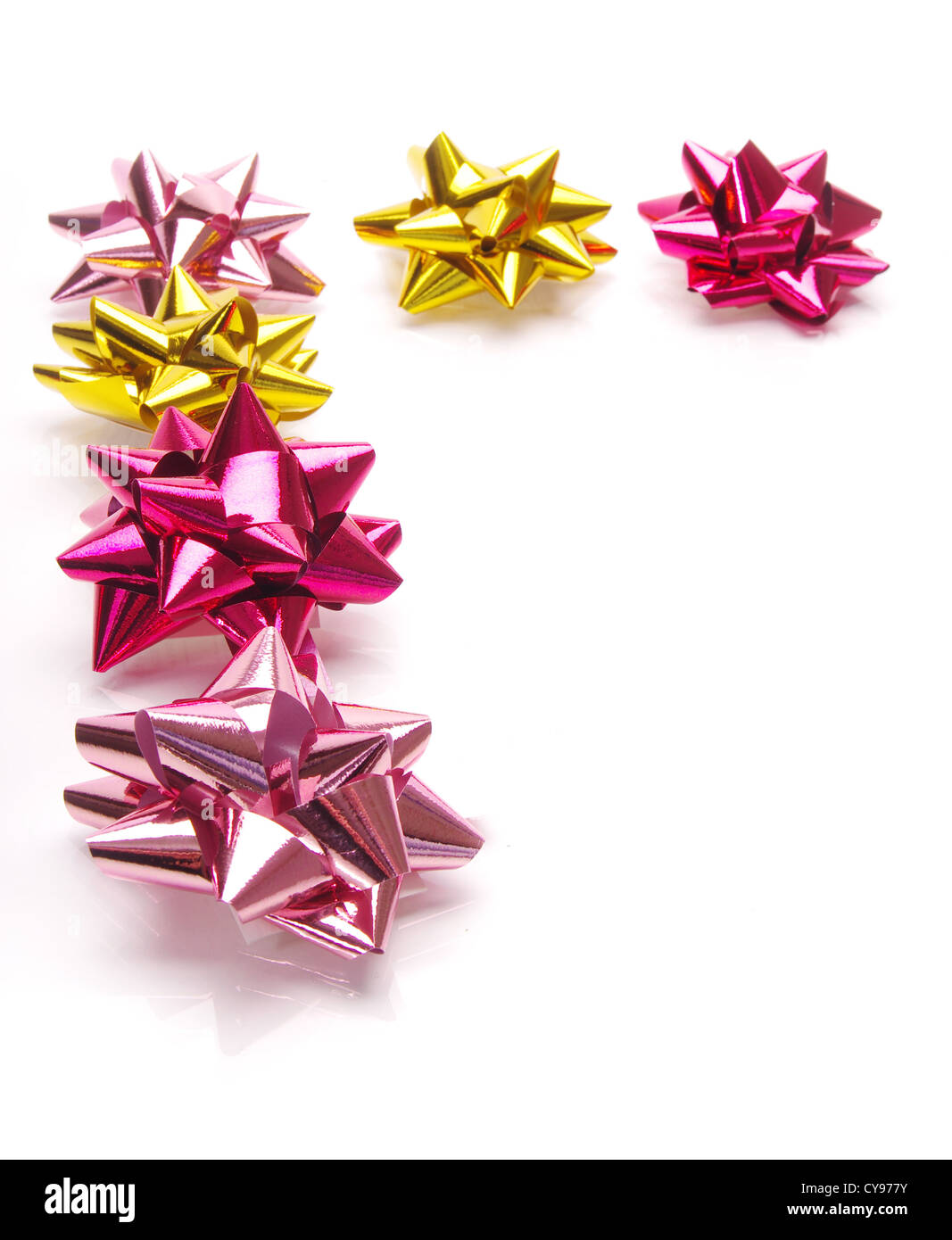 einzelnes Geschenk Bogen, rot matt, mit einem schrägen Band isoliert auf weiss Stockfoto