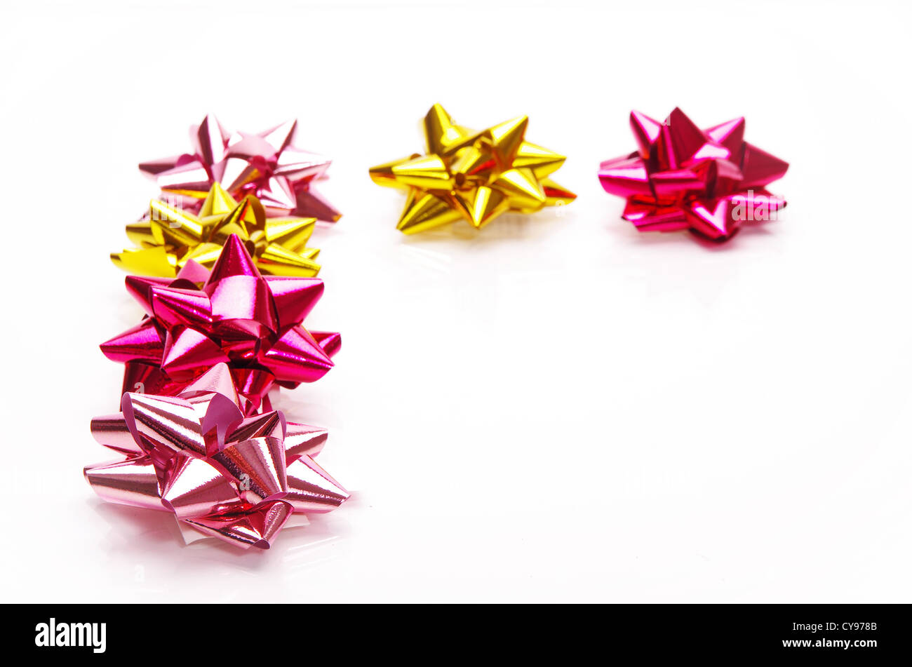 einzelnes Geschenk Bogen, rot matt, mit einem schrägen Band isoliert auf weiss Stockfoto