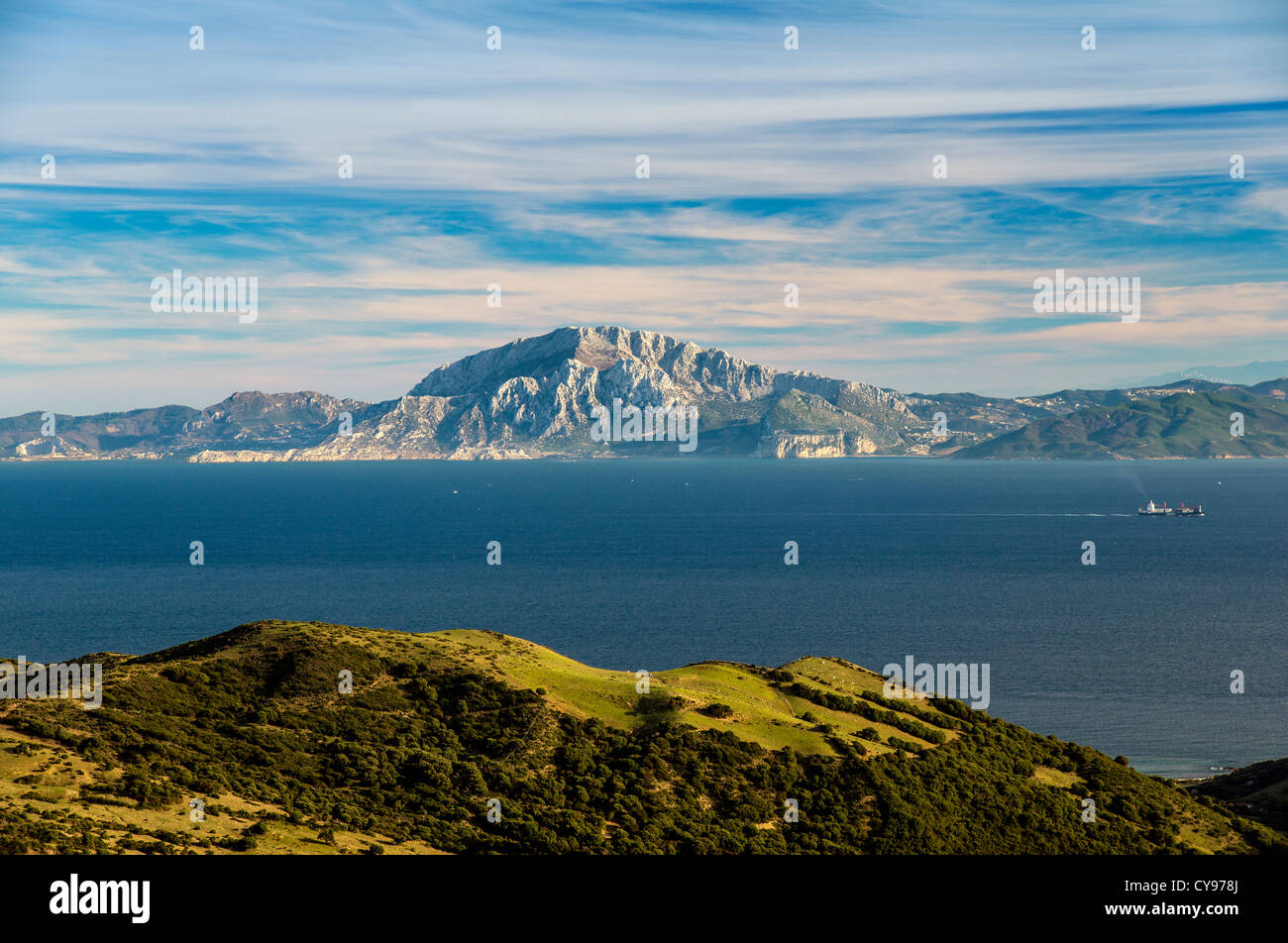 Panoramablick über die Meerenge von Gibraltar mit Afrika im Hintergrund, Sierra del Bujeo, Andalusien, Spanien Stockfoto
