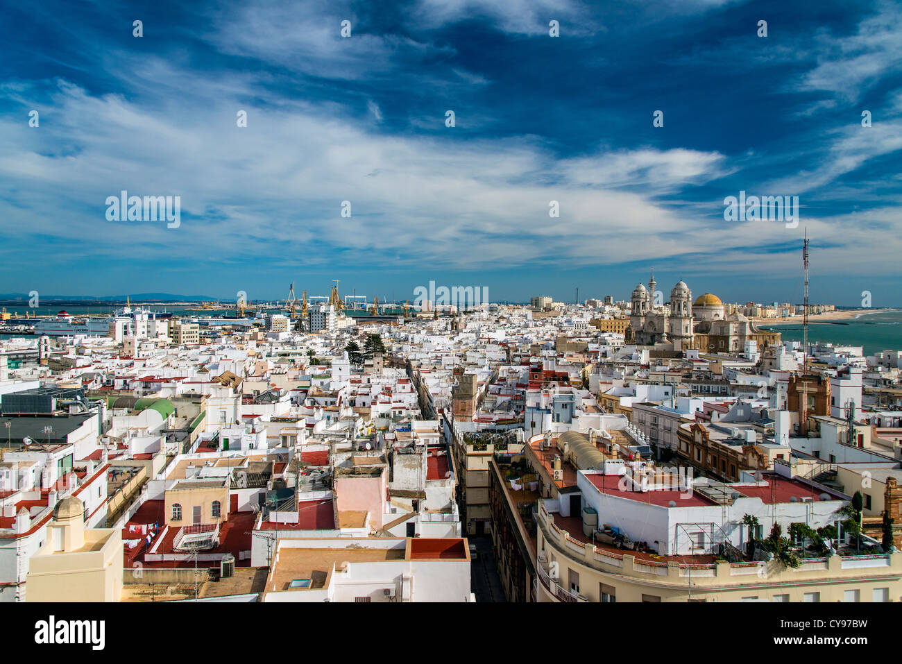Panoramablick auf die Stadt und die Kathedrale (Kathedrale Nueva), Cádiz, Andalusien, Spanien Stockfoto