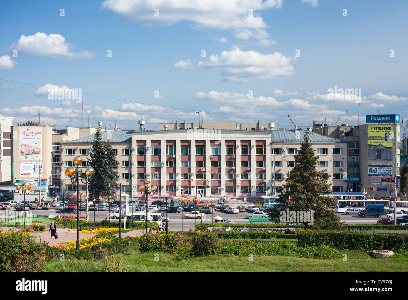 Frunse Straße in die Stadt Lipezk. Ein Blick auf das Bürogebäude von akademischen Theaters. Russland Stockfoto