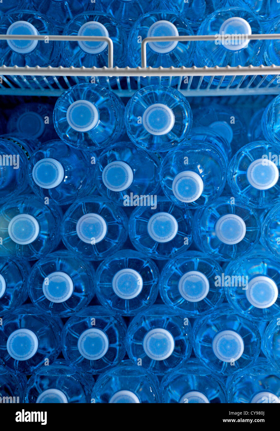 MINERALWASSER IN EINEM GETRÄNKE-DISPENSER AN EINEM FLUGHAFEN Stockfoto