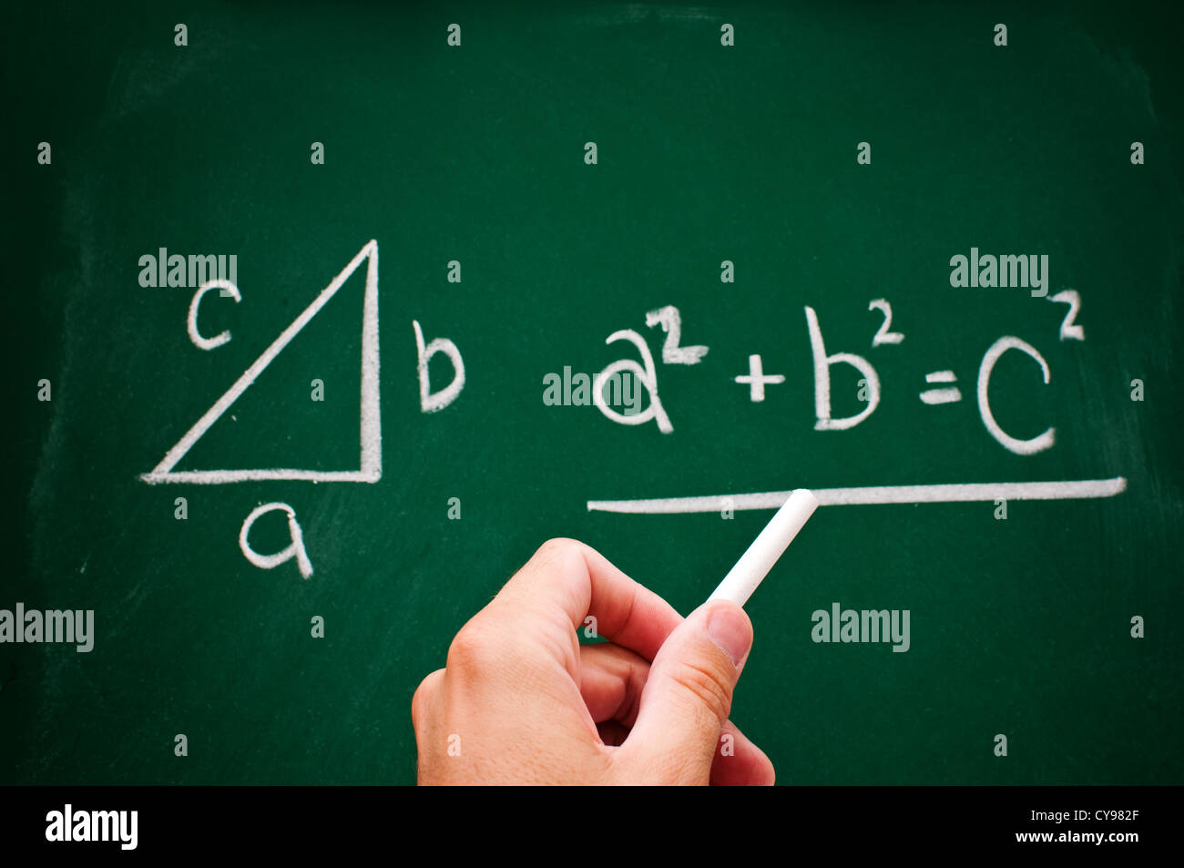 Satz des Pythagoras mit weißer Kreide auf eine Tafel skizziert Stockfoto