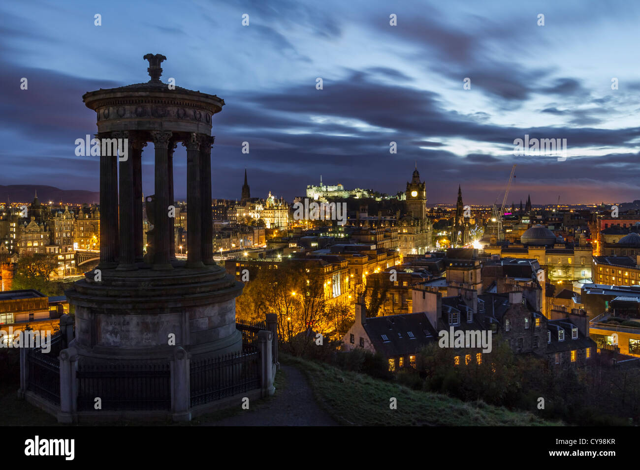 Die Aussicht vom Calton Hill über das Zentrum von Edinburgh in der Dämmerung an einem Herbstabend, Schottland Stockfoto