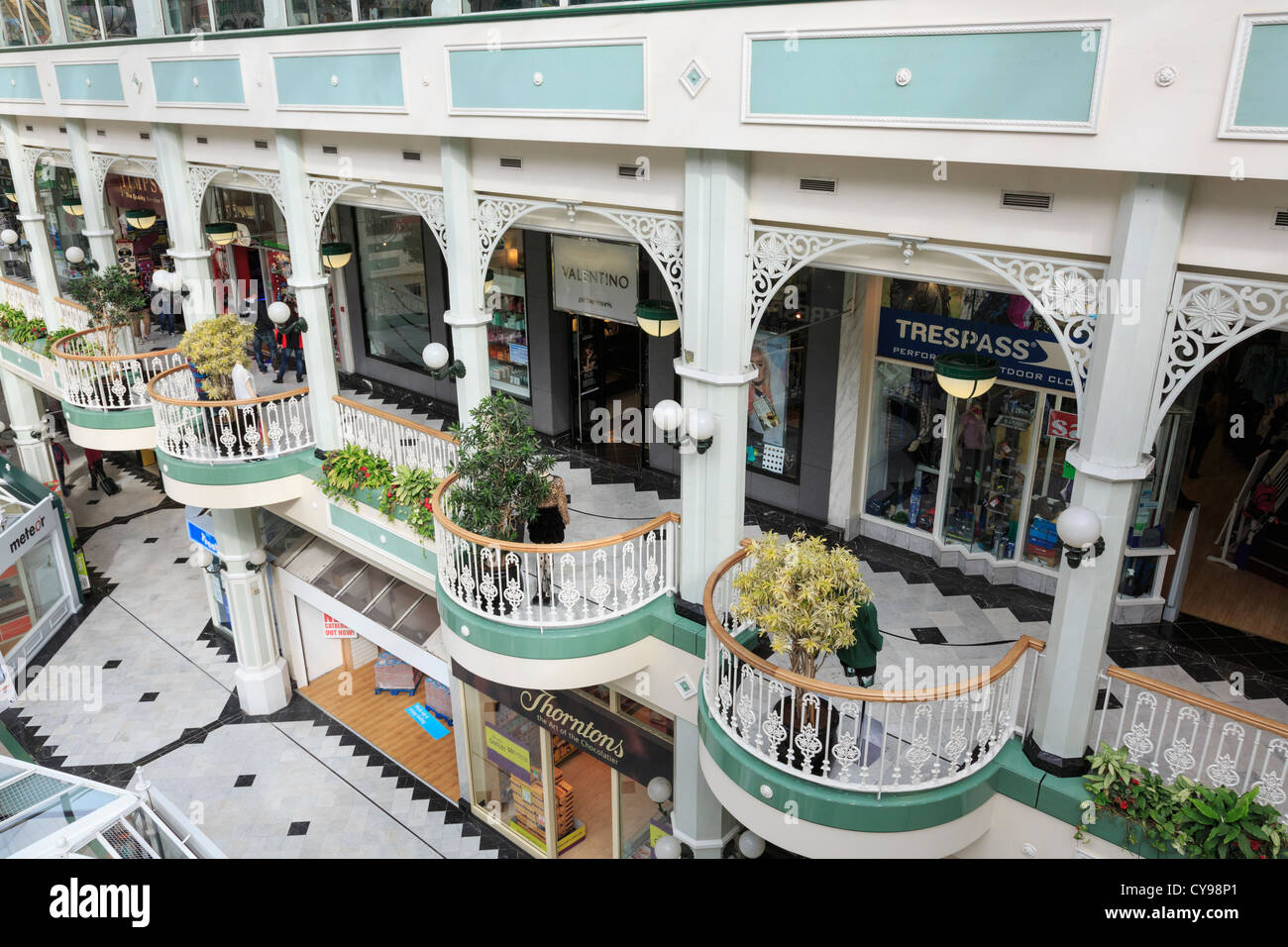 Balkon im ersten Stock und Geschäfte in St. Stephens Green Shopping Centre Interieur. Dublin, Süden von Irland, Eire Stockfoto