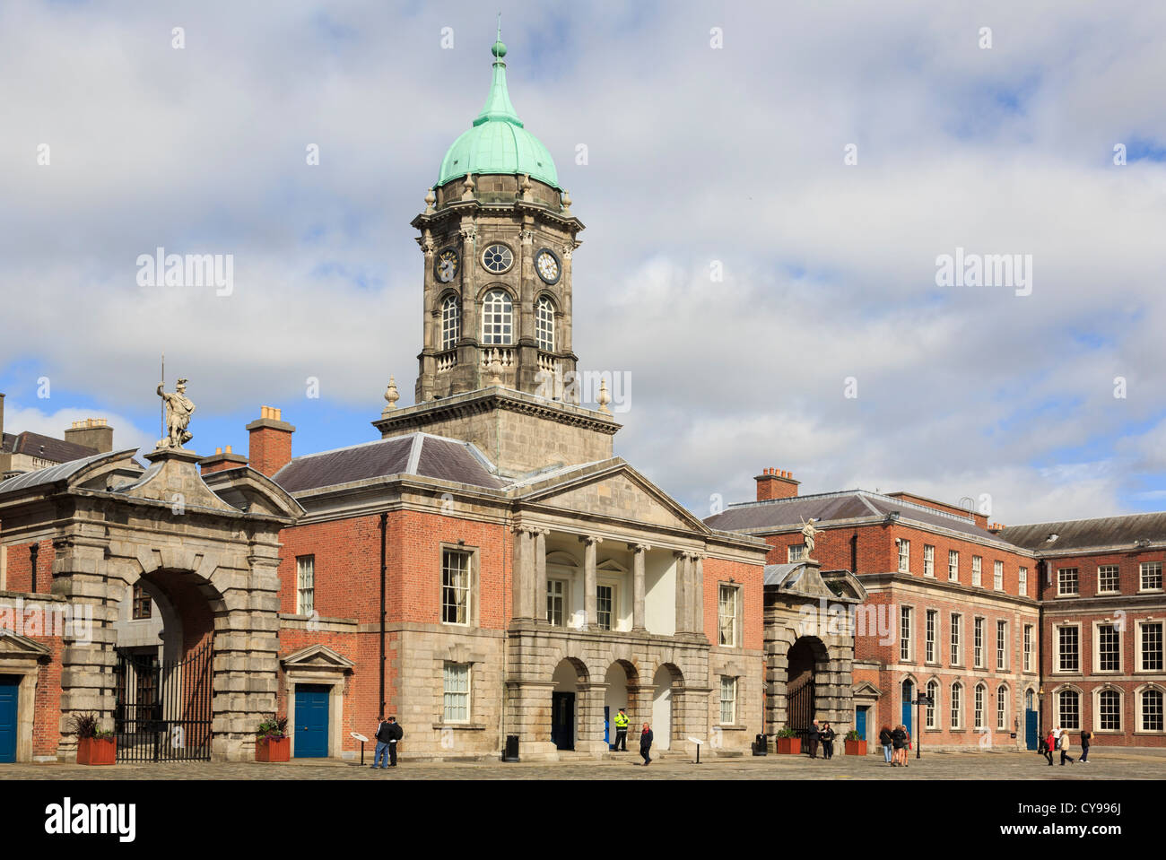 Standhaftigkeit Tor neben 18. Jahrhundert Bedford Tower in Dublin großen Schlosshof mit Touristen in Dublin, Irland, Eire Stockfoto