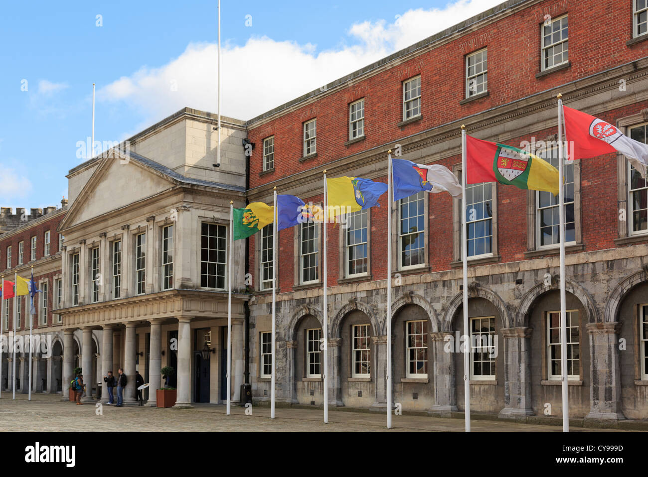 Dublin, Republik Irland, Eire. Staatsgemächer und internationale Flaggen im oberen Hof Schlosshof Dublin Stockfoto