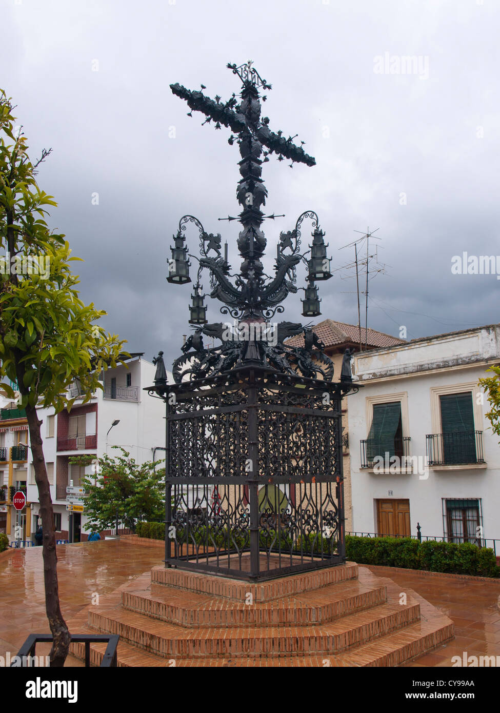 Ungewöhnliche Kalvarienberg in bearbeitetem Eisen (Crucero oder Cruz de Termino) im Plaza del Santo Cristo in Priego de Cordoba Andalusien Spanien Stockfoto