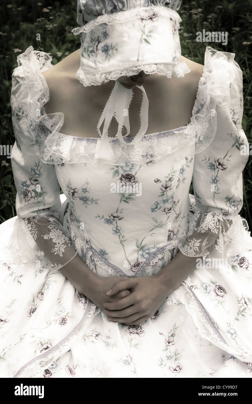 eine Frau mit einem Zeitraum Kleid und Haube Stockfoto