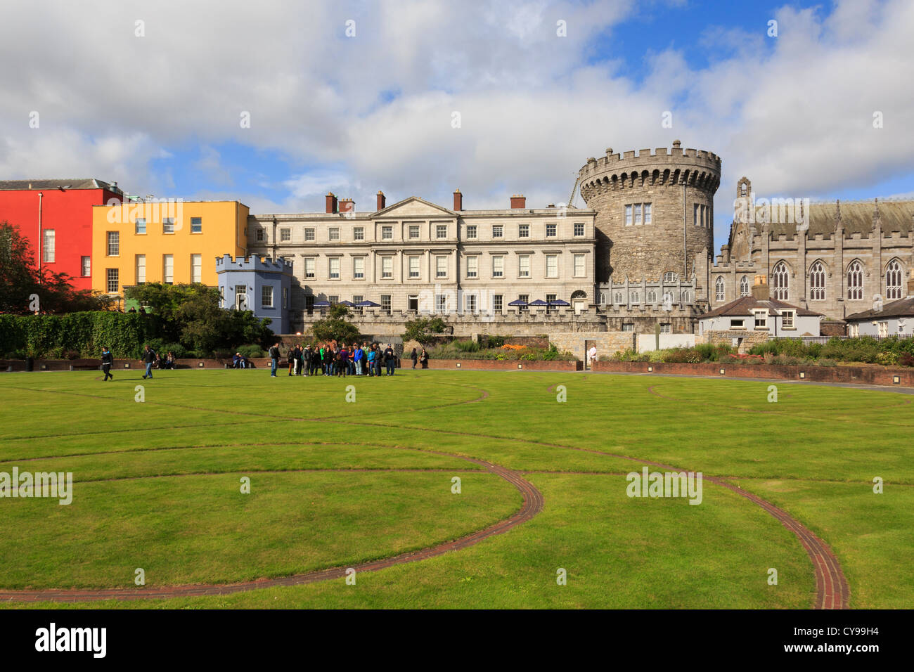 Blick auf Turm und das Dublin Castle Gärten Datensatz mit einem keltischen Design in den Rasen und Touristen besucht. Dublin, Republik Irland, Eire Stockfoto