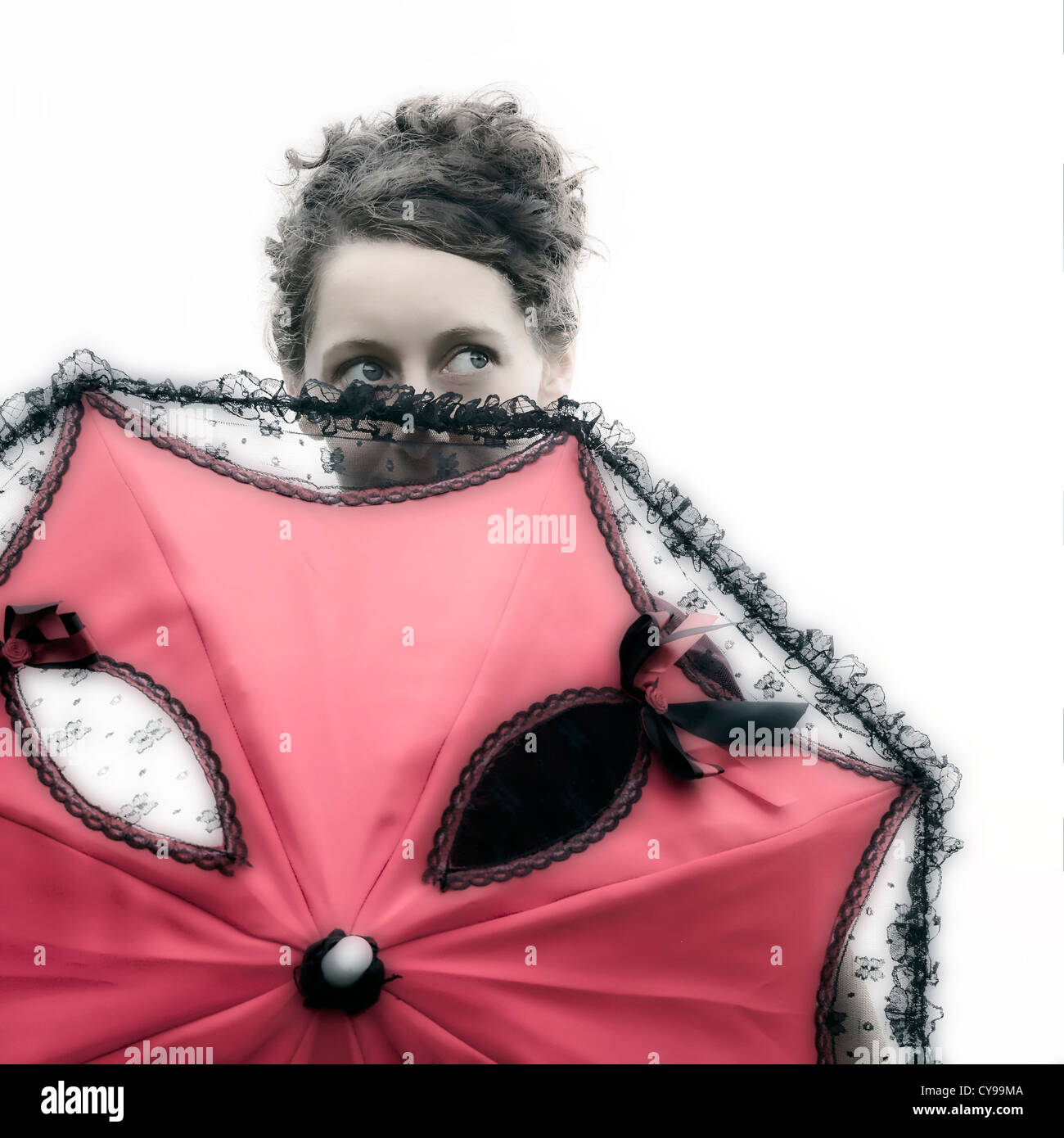 eine Frau mit einem roten Sonnenschirm Stockfoto
