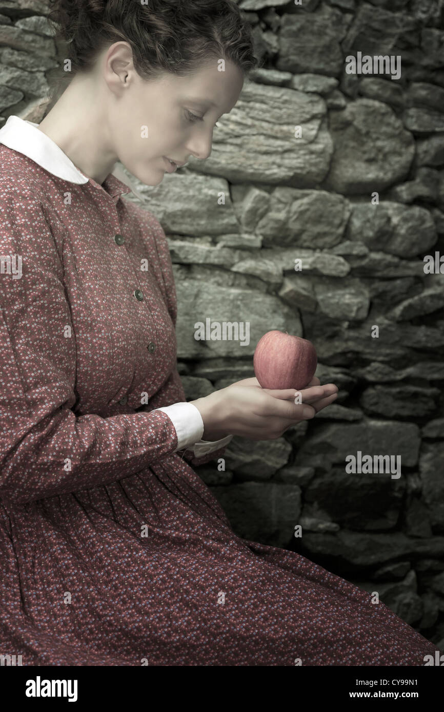 eine Frau mit einem Apfel Stockfoto