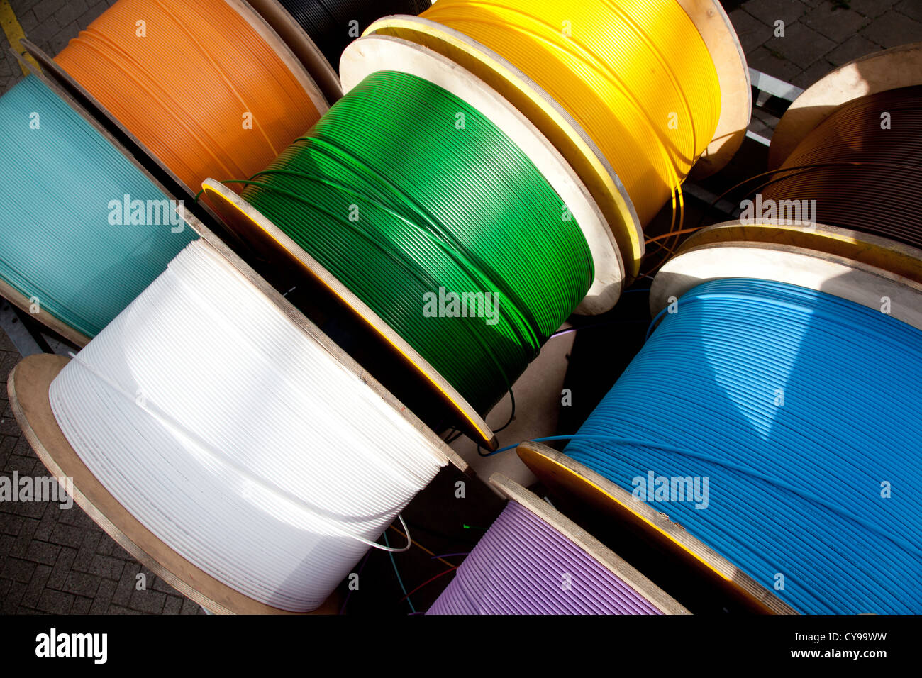 LWL-Kabel in vielen leuchtenden Farben Stockfoto