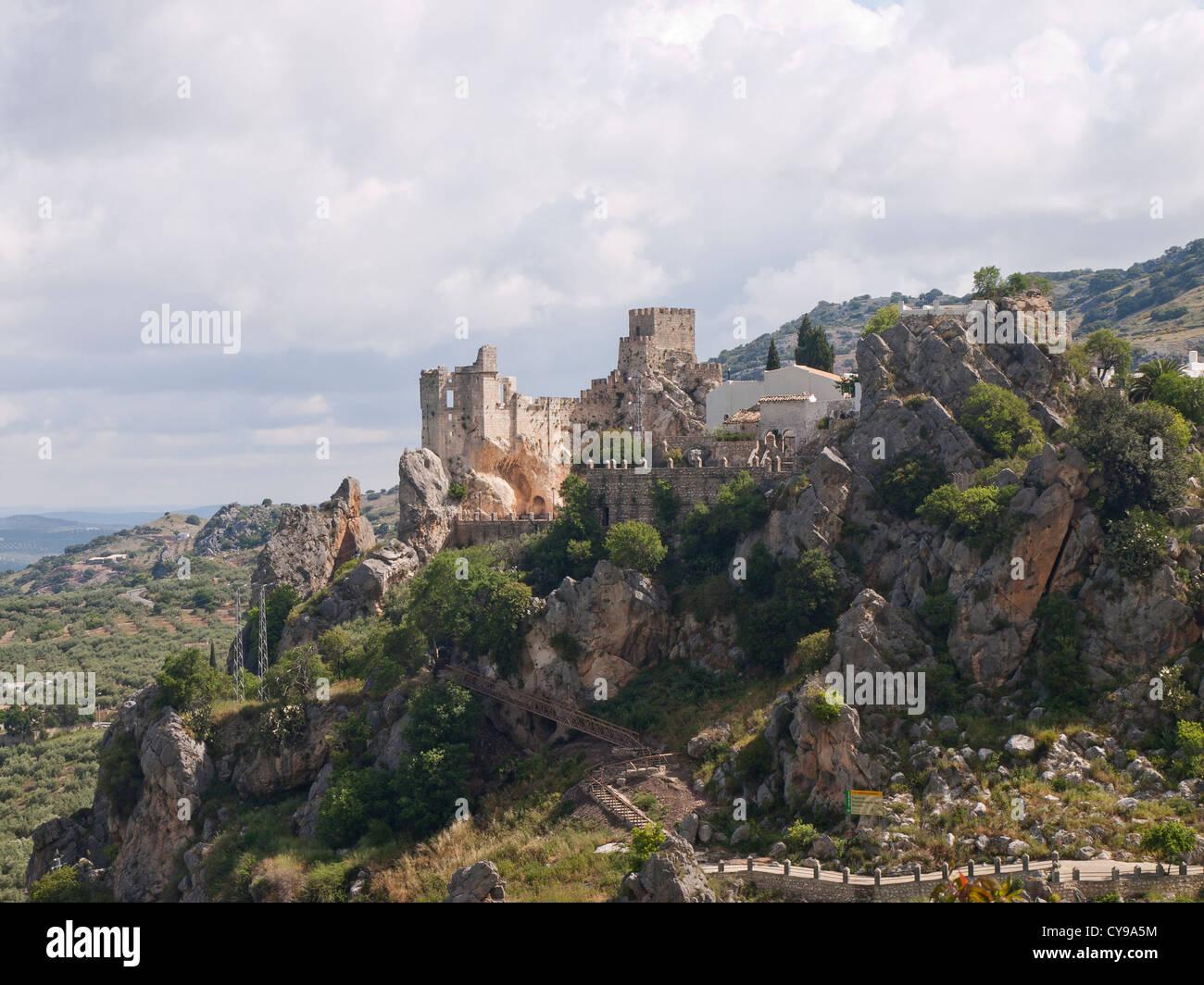 Wandern in den Bergen Subbéticas in Andalusien, Ruinen Blick auf die Burg im Dorf Zuheros Stockfoto