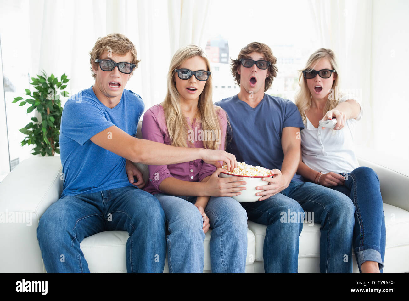 Eine Gruppe von Freunden, die einen unheimlich 3d Film Stockfoto