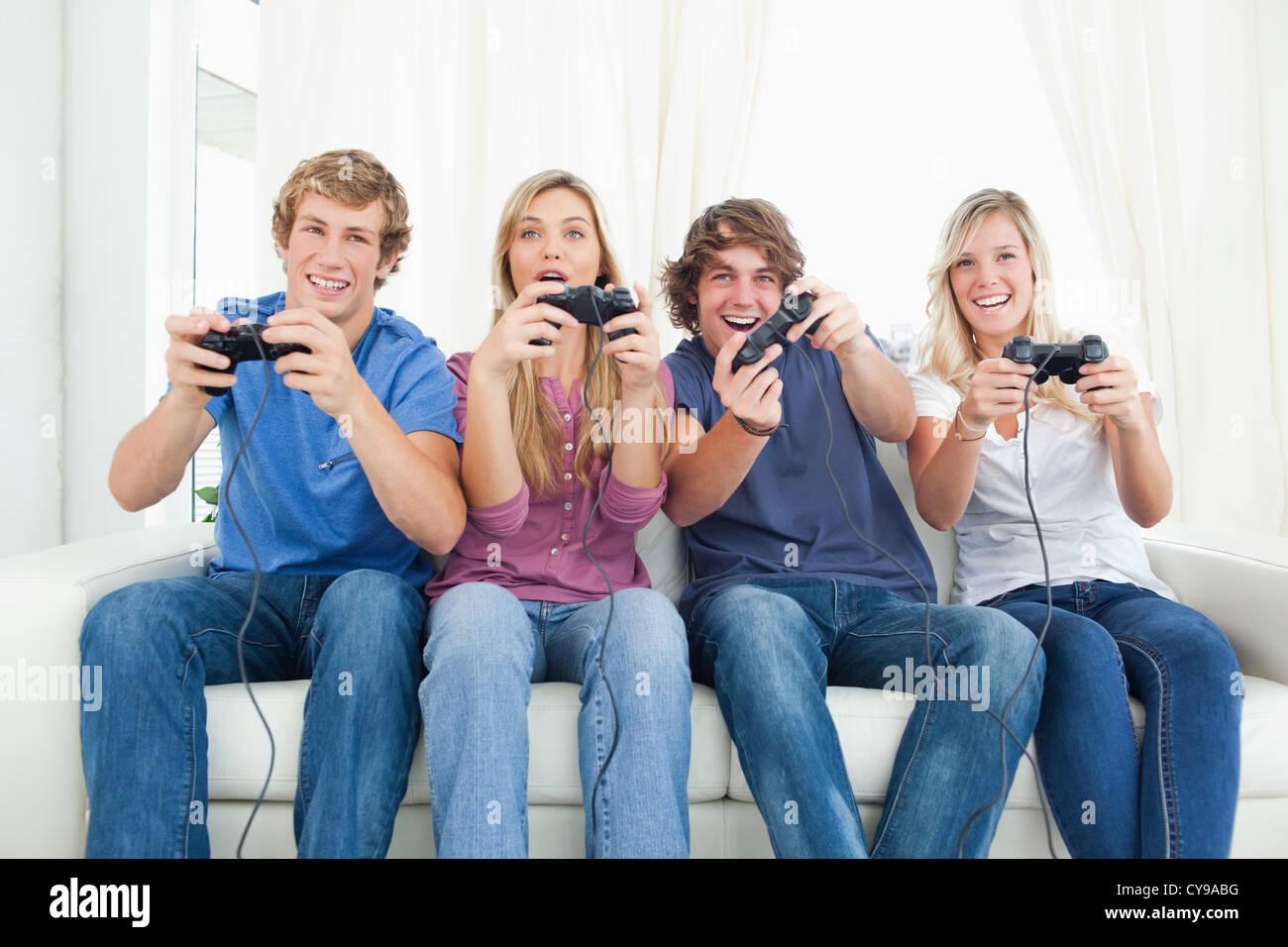 Eine Gruppe von Freunden zusammen spielen von Videospielen Stockfoto