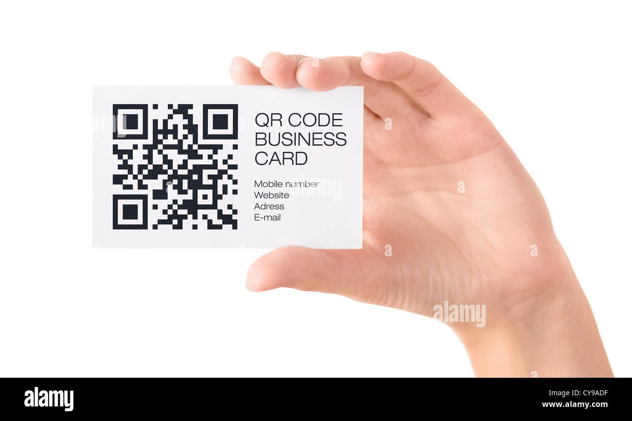 Hand zeigt Visitenkarten mit QR-Code-Informationen. Isoliert auf weiss. Stockfoto